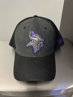 NFL MN Vikings New Era charcoal/black hat 39Thirty flex hat Medium/Large